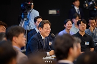 이재명 대통령이 25일 광주광역시 국립아시아문화전당에서 열린 '광주시민·전남도민 타운홀미팅'을 하고 있다.