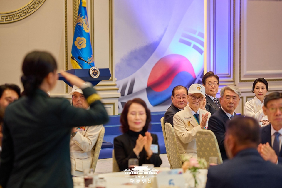 이재명 대통령과 김혜경 여사가 27일 청와대 영빈관에서 열린 '호국 보훈의 달, 대통령의 초대' 행사에서 감사 편지를 낭독 뒤 거수경례하는 한윤서 육군 소위에게 박수치고 있다.