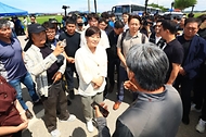 송미령 장관은 6월 29일 전라북도 부안군 행안면에 위치한 논콩 전문생산단지를 방문해 농업인과 관계자들을 만나 새 정부의 농정방향 및 양곡관리법 등 농업 4법 개정에 관한 의견을 들었다.