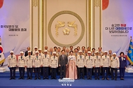 이재명 대통령이 27일 청와대 영빈관에서 열린 '호국 보훈의 달, 대통령의 초대' 행사에서 참석자들과 기념촬영을 하고 있다.
