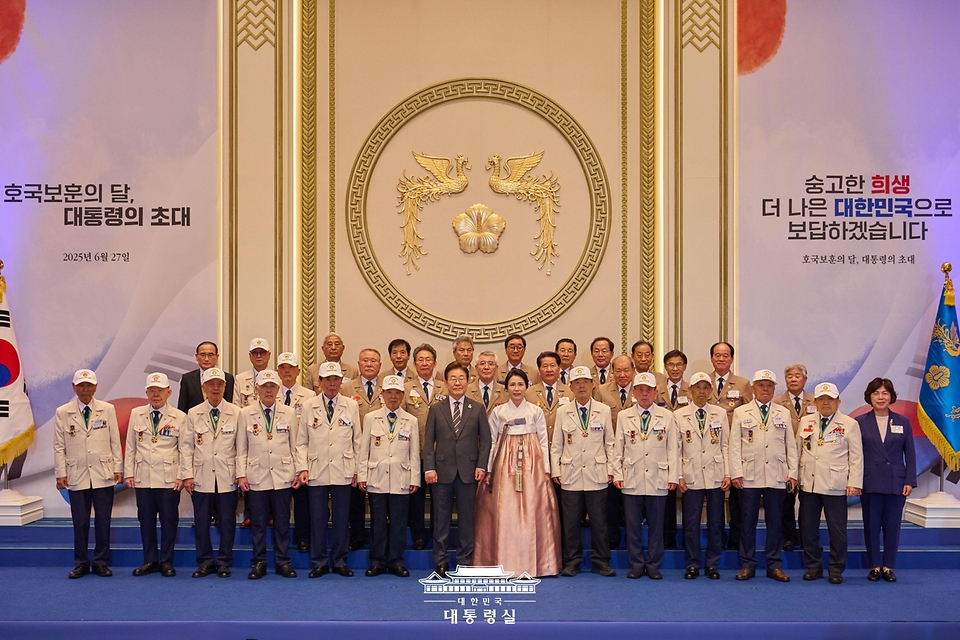 이재명 대통령이 27일 청와대 영빈관에서 열린 '호국 보훈의 달, 대통령의 초대' 행사에서 참석자들과 기념촬영을 하고 있다.