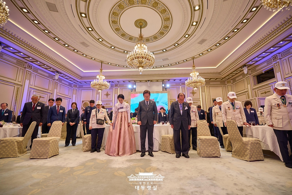 이재명 대통령이 27일 청와대 영빈관에서 열린 '호국 보훈의 달, 대통령의 초대' 행사에서 묵념하고 있다.