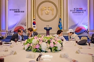 이재명 대통령과 김혜경 여사가 27일 청와대 영빈관에서 열린 '호국 보훈의 달, 대통령의 초대' 행사에서 각각 이종찬 광복회장, 6·25전쟁에 참전해 유격대원으로 활약했던 여성 참전유공자 이춘자 참전용사와 대화하고 있다.