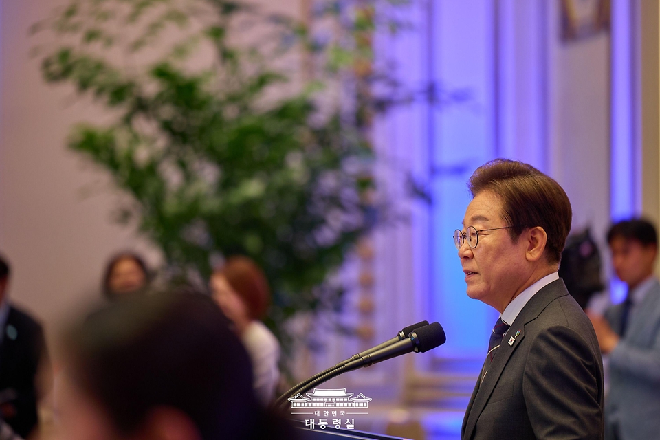 이재명 대통령이 27일 청와대 영빈관에서 열린 '호국 보훈의 달, 대통령의 초대' 행사에서 인사말을 하고 있다.