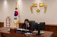 이재명 대통령이 30일 서울 용산 대통령실 청사 집무실에서 로런스 웡 싱가포르 총리와 전화 통화를 하고 있다.