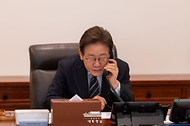 이재명 대통령이 30일 서울 용산 대통령실 청사 집무실에서 로런스 웡 싱가포르 총리와 전화 통화를 하고 있다.