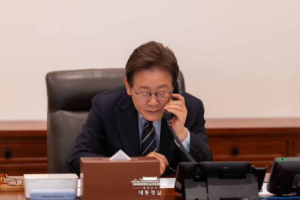 이재명 대통령이 30일 서울 용산 대통령실 청사 집무실에서 로런스 웡 싱가포르 총리와 전화 통화를 하고 있다.