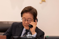 이재명 대통령이 30일 서울 용산 대통령실 청사 집무실에서 로런스 웡 싱가포르 총리와 전화 통화를 하고 있다.