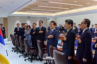 이재명 대통령이 1일 서울 용산 대통령실 청사에서 열린 국무회의에서 국기에 경례하고 있다.