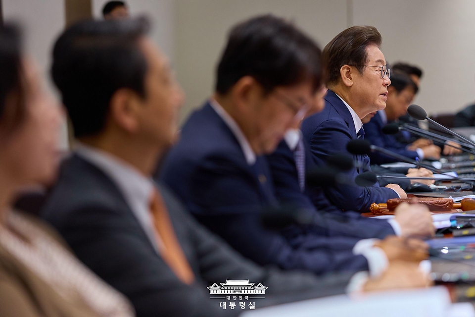 이재명 대통령이 1일 서울 용산 대통령실 청사에서 열린 국무회의에서 발언하고 있다.