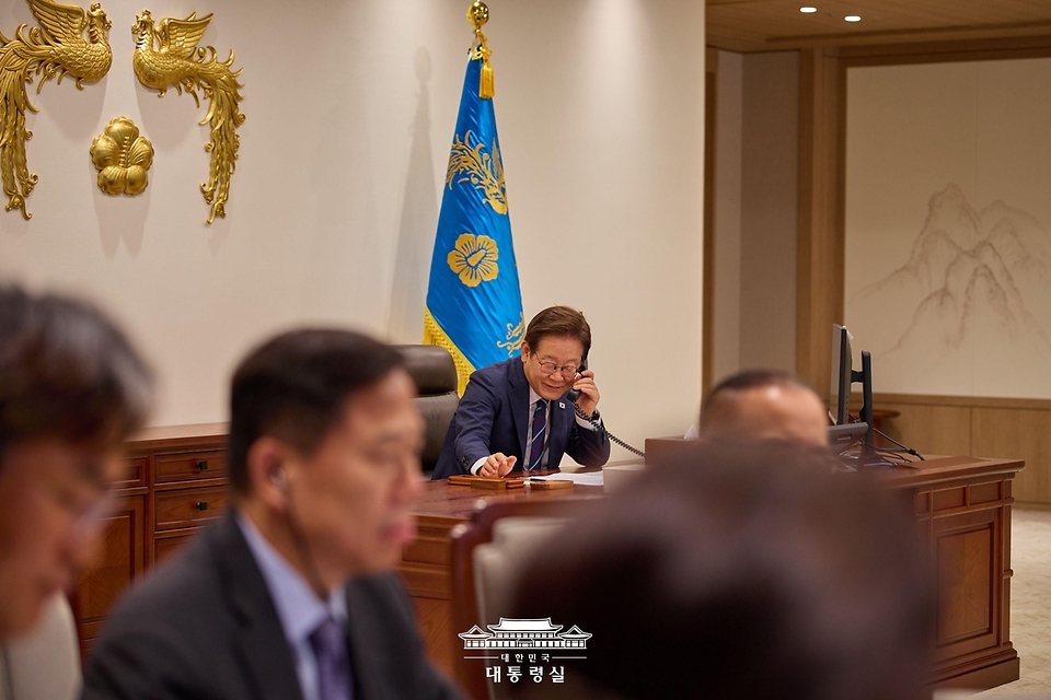 이재명 대통령이 1일 서울 용산 대통령실 청사 집무실에서 크리스토퍼 럭슨 뉴질랜드 총리와 전화 통화를 하고 있다. 