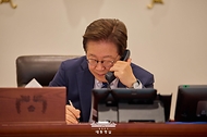 이재명 대통령이 1일 서울 용산구 대통령실 청사 집무실에서 모하메드 빈 자이드 알 나하얀 아랍에미리트(UAE) 대통령과 전화 통화를 하고 있다.