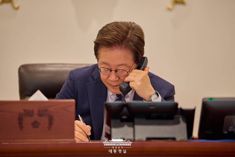 이재명 대통령이 1일 서울 용산구 대통령실 청사 집무실에서 모하메드 빈 자이드 알 나하얀 아랍에미리트(UAE) 대통령과 전화 통화를 하고 있다.