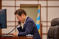 이재명 대통령이 1일 서울 용산구 대통령실 청사 집무실에서 모하메드 빈 자이드 알 나하얀 아랍에미리트(UAE) 대통령과 전화 통화를 하고 있다.