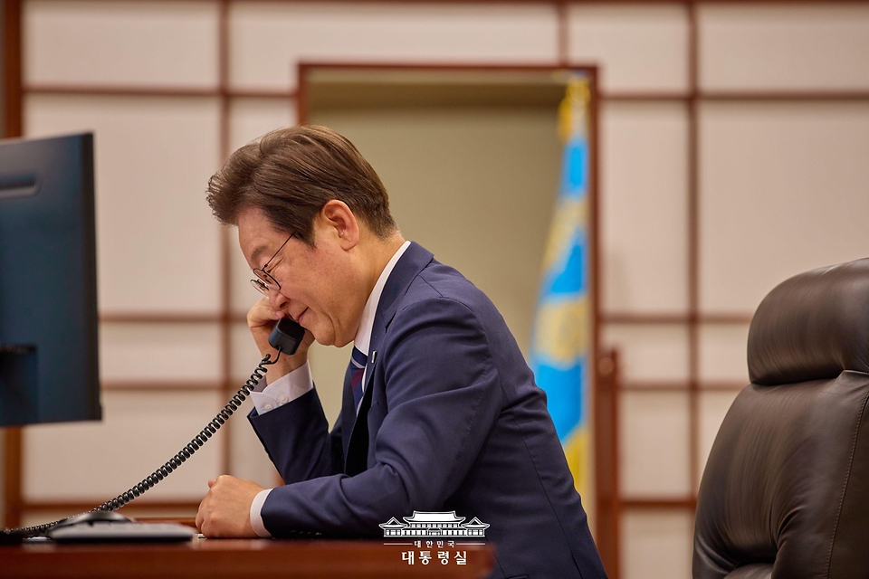 이재명 대통령이 1일 서울 용산구 대통령실 청사 집무실에서 모하메드 빈 자이드 알 나하얀 아랍에미리트(UAE) 대통령과 전화 통화를 하고 있다.