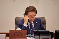 이재명 대통령이 1일 서울 용산 대통령실 청사 집무실에서 크리스토퍼 럭슨 뉴질랜드 총리와 전화 통화를 하고 있다. 