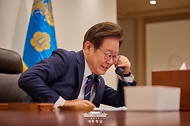 이재명 대통령이 1일 서울 용산 대통령실 청사 집무실에서 크리스토퍼 럭슨 뉴질랜드 총리와 전화 통화를 하고 있다. 