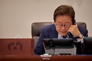이재명 대통령이 1일 서울 용산 대통령실 청사 집무실에서 크리스토퍼 럭슨 뉴질랜드 총리와 전화 통화를 하고 있다. 
