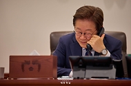 이재명 대통령이 1일 서울 용산 대통령실 청사 집무실에서 크리스토퍼 럭슨 뉴질랜드 총리와 전화 통화를 하고 있다. 