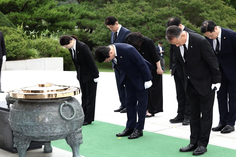 김민석 국무총리가 4일 동작구 국립서울현충원 현충탑에서 참배를 하고 있다.