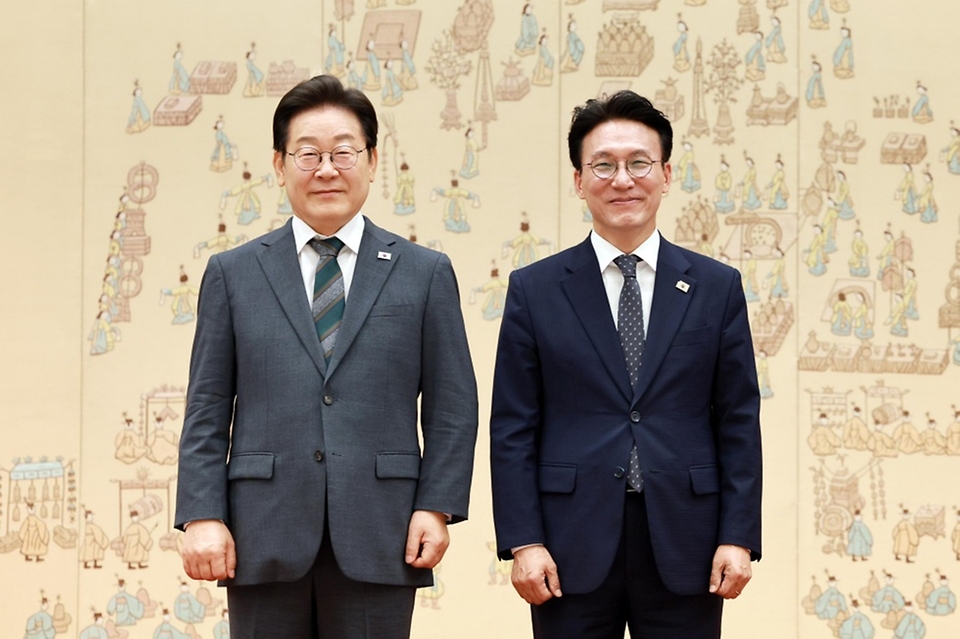 이재명 대통령이 4일 용산 대통령실에서 김민석 신임 국무총리에게 임명장을 수여하고 있다.