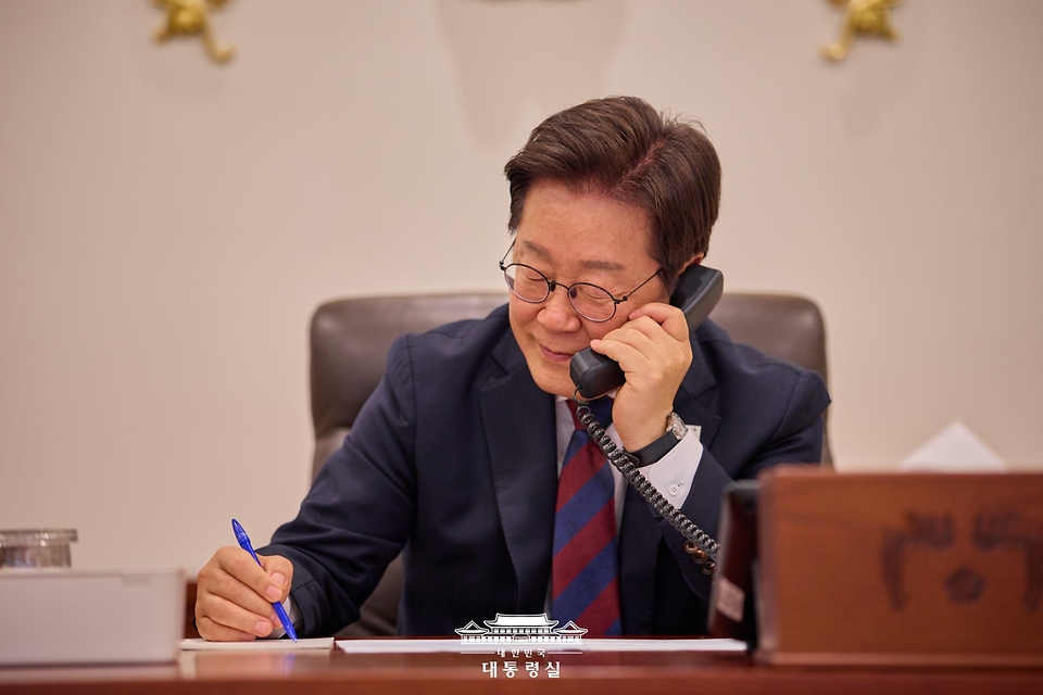 이재명 대통령이 3일 서울 용산 대통령실 청사에서 마르크 뤼터 북대서양조약기구(NATO·나토) 사무총장과 전화 통화를 하고 있다.
