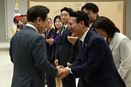이재명 대통령이 4일 용산 대통령실에서 김민석 신임 국무총리에게 임명장을 수여하고 있다.