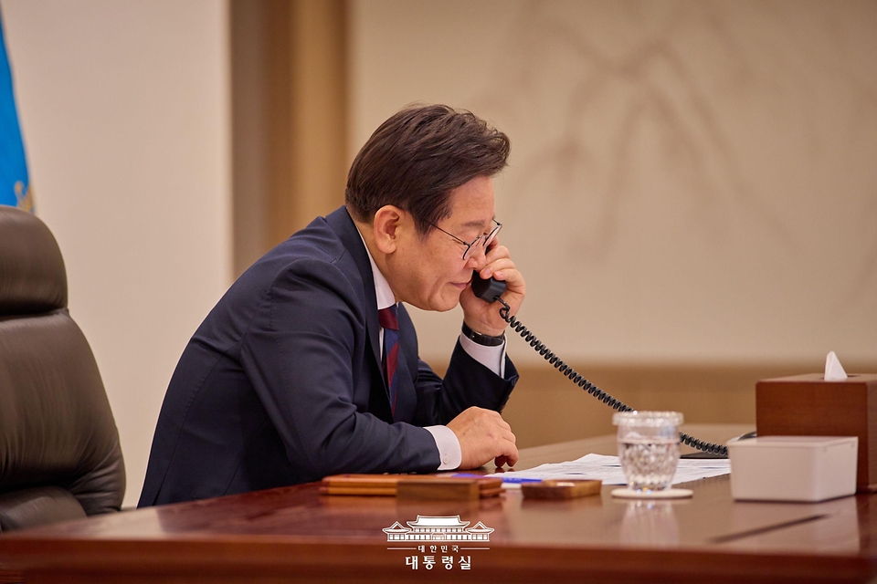 이재명 대통령이 3일 서울 용산 대통령실 청사에서 마르크 뤼터 북대서양조약기구(NATO·나토) 사무총장과 전화 통화를 하고 있다.