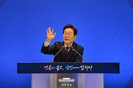 이재명 대통령이 3일 청와대 영빈관에서 '대통령의 30일, 언론이 묻고 국민에게 답하다' 기자회견을 하고 있다.