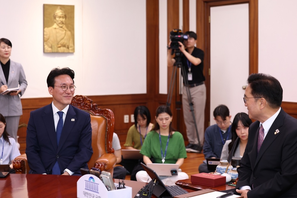 김민석 국무총리가 4일 여의도 국회 의장실에서 우원식 국회의장을 예방, 인사 및 환담을 나누고 있다.