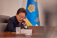 이재명 대통령이 3일 서울 용산 대통령실 청사에서 마르크 뤼터 북대서양조약기구(NATO·나토) 사무총장과 전화 통화를 하고 있다.