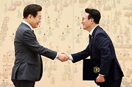 이재명 대통령이 4일 용산 대통령실에서 김민석 신임 국무총리에게 임명장을 수여하고 있다.