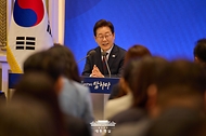 이재명 대통령이 3일 청와대 영빈관에서 '대통령의 30일, 언론이 묻고 국민에게 답하다' 기자회견을 하고 있다.