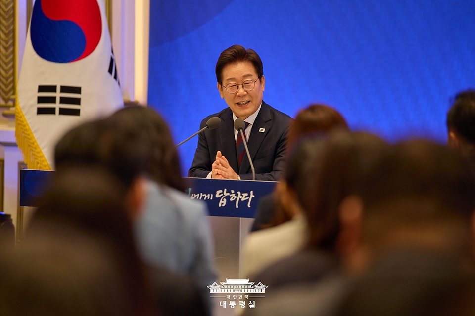 이재명 대통령이 3일 청와대 영빈관에서 '대통령의 30일, 언론이 묻고 국민에게 답하다' 기자회견을 하고 있다.
