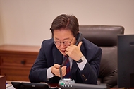이재명 대통령이 3일 서울 용산 대통령실 청사에서 마르크 뤼터 북대서양조약기구(NATO·나토) 사무총장과 전화 통화를 하고 있다.