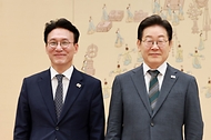이재명 대통령이 4일 용산 대통령실에서 김민석 신임 국무총리에게 임명장을 수여하고 있다.