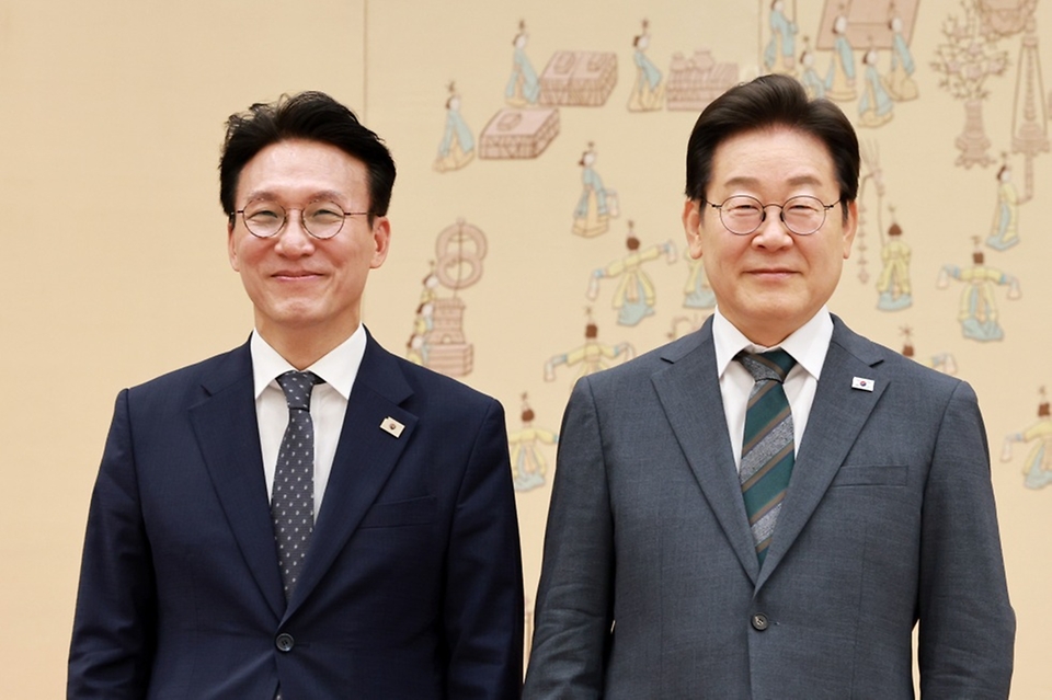 이재명 대통령이 4일 용산 대통령실에서 김민석 신임 국무총리에게 임명장을 수여하고 있다.