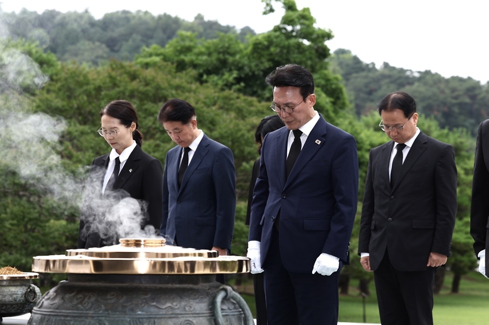 김민석 국무총리가 4일 동작구 국립서울현충원 현충탑에서 참배를 하고 있다.