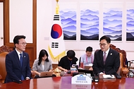 김민석 국무총리가 4일 여의도 국회 의장실에서 우원식 국회의장을 예방, 인사 및 환담을 나누고 있다.