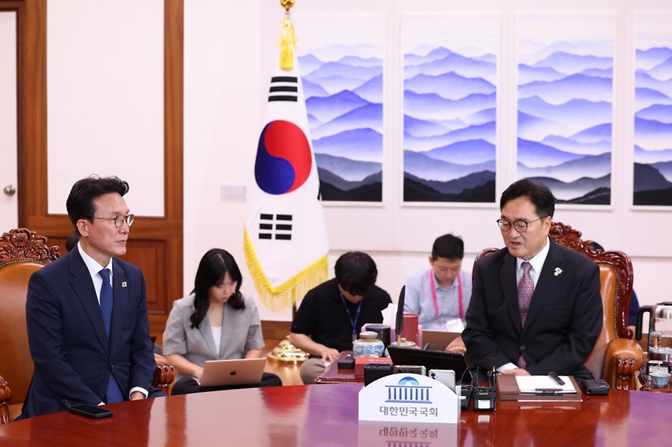 김민석 국무총리가 4일 여의도 국회 의장실에서 우원식 국회의장을 예방, 인사 및 환담을 나누고 있다.