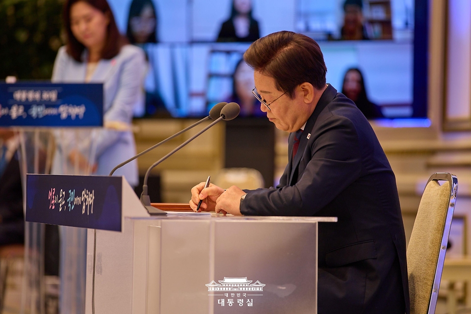 이재명 대통령이 3일 청와대 영빈관에서 '대통령의 30일, 언론이 묻고 국민에게 답하다' 기자회견을 하고 있다.