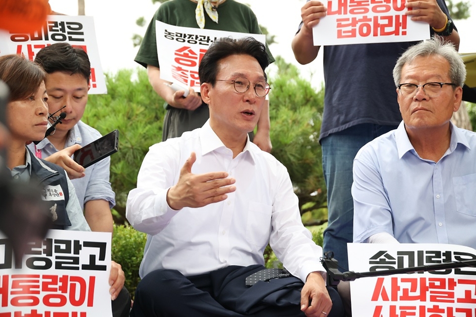 김민석 국무총리가 4일 용산 대통령실 앞에서 항의 집회 중인 농민단체의 의견을 듣고 있다.