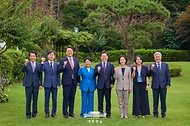 이재명 대통령이 3일 서울 한남동 관저에서 야 5당 지도부와 오찬 회동을 하기 전 기념촬영을 하고 있다.