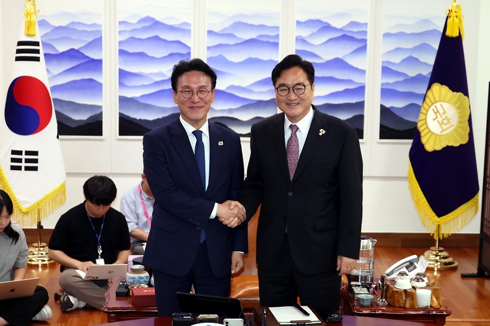 김민석 국무총리가 4일 여의도 국회 의장실에서 우원식 국회의장을 예방, 인사 및 환담을 나누고 있다.