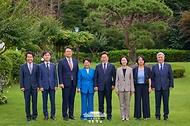 이재명 대통령이 3일 서울 한남동 관저에서 야 5당 지도부와 오찬 회동을 하기 전 기념촬영을 하고 있다.
