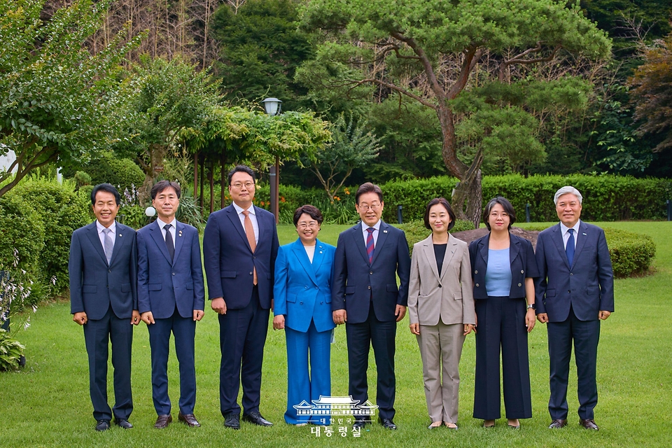 이재명 대통령이 3일 서울 한남동 관저에서 야 5당 지도부와 오찬 회동을 하기 전 기념촬영을 하고 있다.
