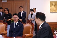 김민석 국무총리가 4일 여의도 국회 의장실에서 우원식 국회의장을 예방, 인사 및 환담을 나누고 있다.
