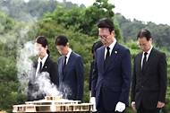 김민석 국무총리가 4일 동작구 국립서울현충원 현충탑에서 참배를 하고 있다.