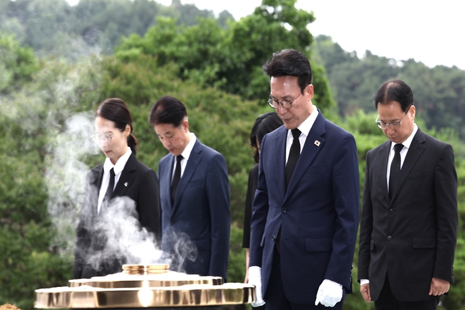 김민석 국무총리가 4일 동작구 국립서울현충원 현충탑에서 참배를 하고 있다.