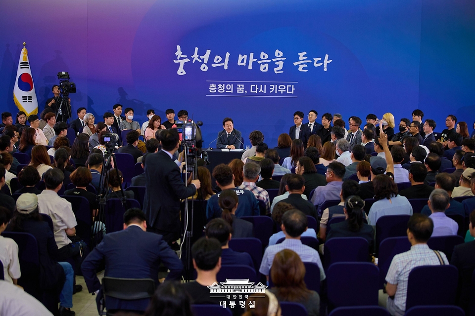 이재명 대통령이 4일 대전컨벤션센터에서 열린 '충청에서 듣다, 충청 타운홀 미팅'에서 참석자 발언을 듣고 있다.
